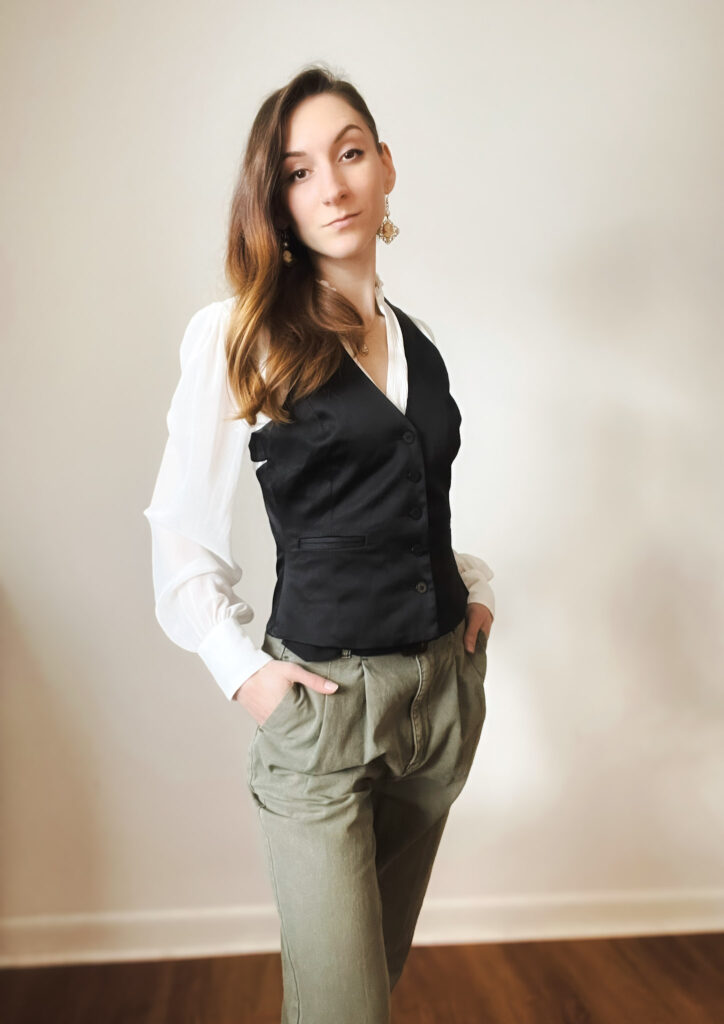 Bri embraces her fantasy scholar with a professional but casual outfit that allows for strolling and studying dusty tomes in large libraries